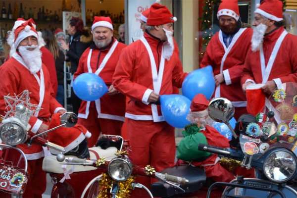 Il Vespa Club Arezzo torna in sella alle 15.30 di sabato 21 dicembre per “Babbi Natale in Vespa”