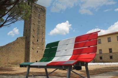 Il Big Bench tricolore di Castiglion Fiorentino, panchina gigante