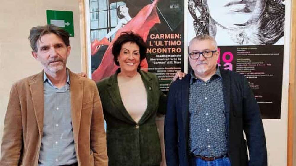 Contro la violenza sulle donne, la mostra, il premio e lo spettacolo teatrale con Rossella Brescia