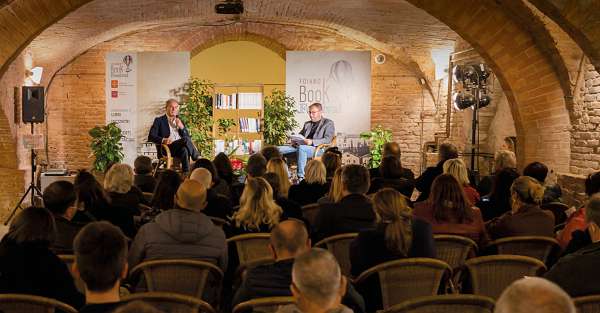 Nuova edizione della rassegna letteraria che propone incontri con autori, spettacoli musicali, teatrali, cinematografici nel centro storico di Foiano della Chiana.