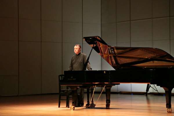 Mikhail Pletnev protagonista del recital "Grandi pianisti al Petrarca” tra Bach, Schumann e Grieg